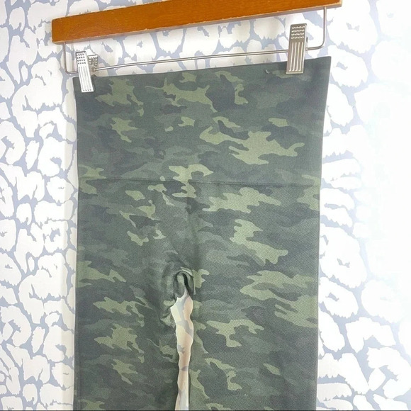 Spanx Seamless Green Camo Leggings size‎ Medium - Picture 7 of 7